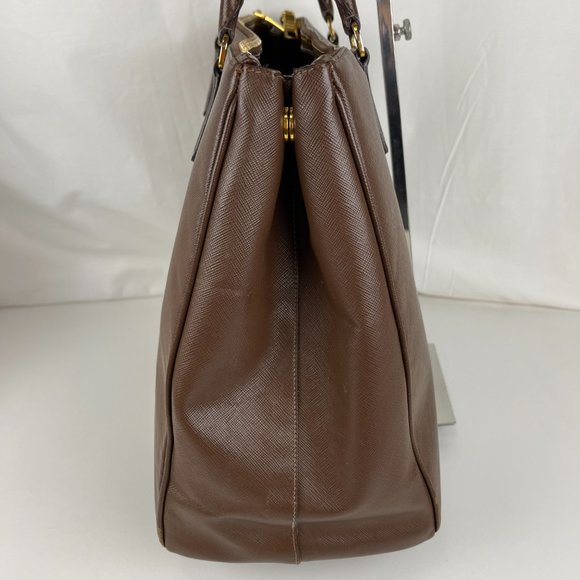 Prada Saffiano Lux Extra Large Brown Leather Zip Tote - Authenticity Certified - Picture 4 of 16